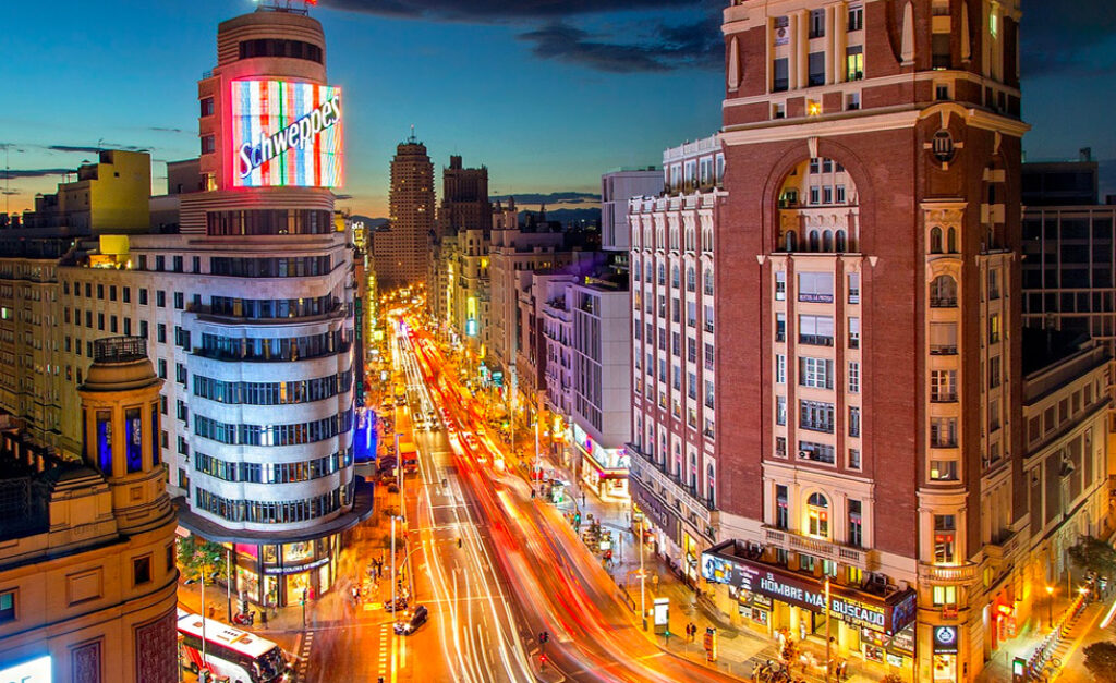 Vista icónica de la Gran Vía en Madrid