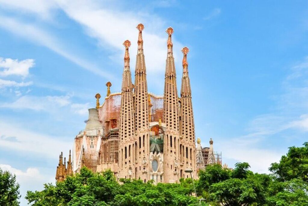 La Sagrada Familia en Barcelona, un símbolo emblemático de la ciudad catalana.